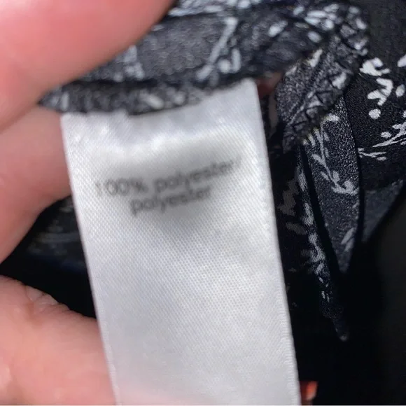 MAURICES Women’s Zip Neck sleeveless Blouse. Black & White SIZE MEDIUM - Picture 3 of 6